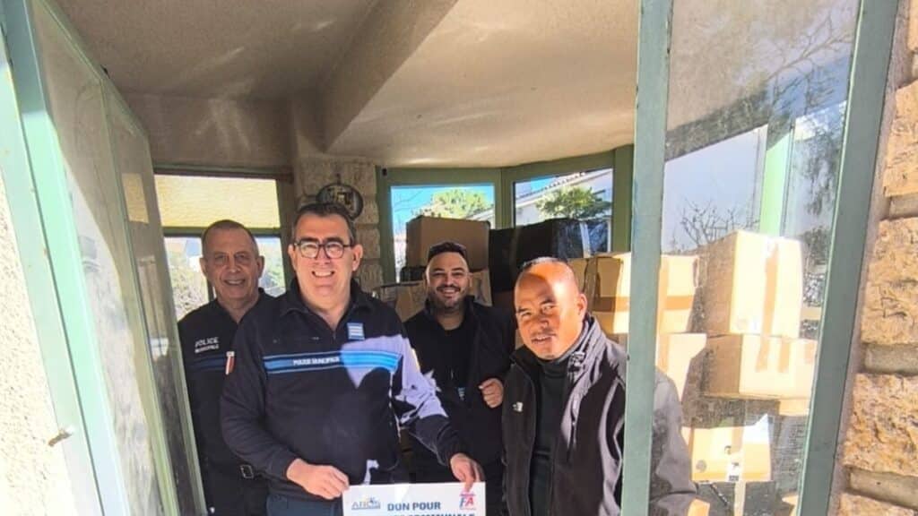 , La police municipale fait un don à Madagascar